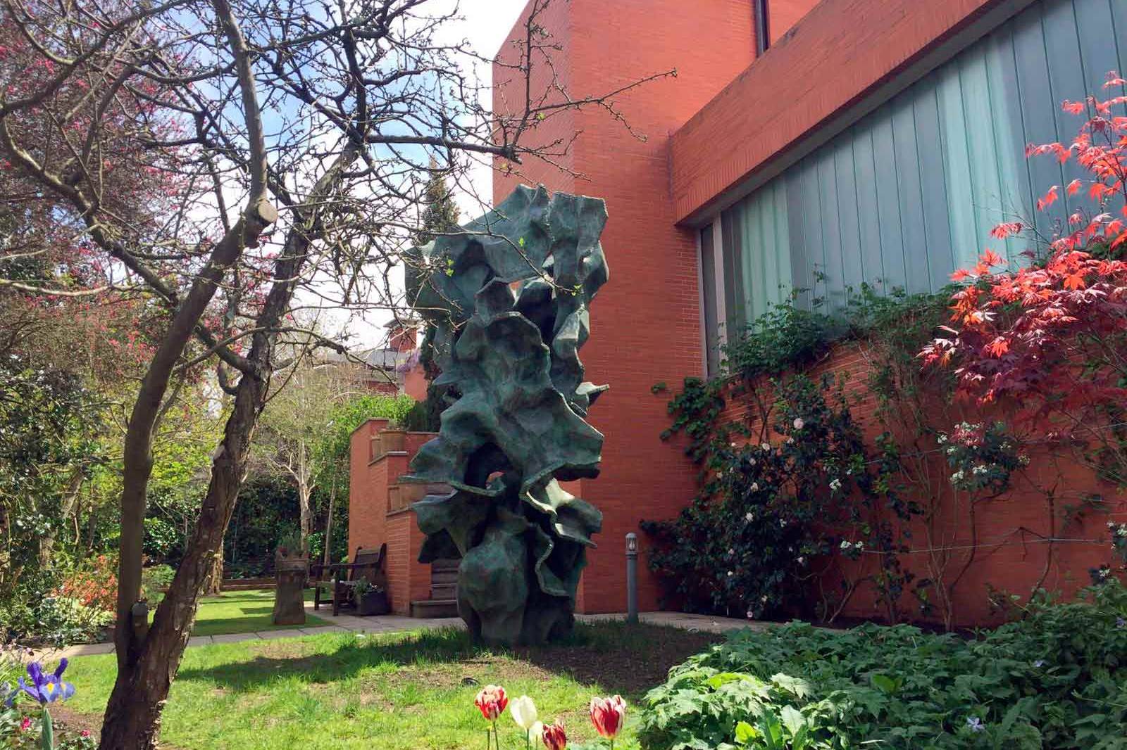 Exploring Abstract Sculpture Art: Material, Meaning, and Modern Expression