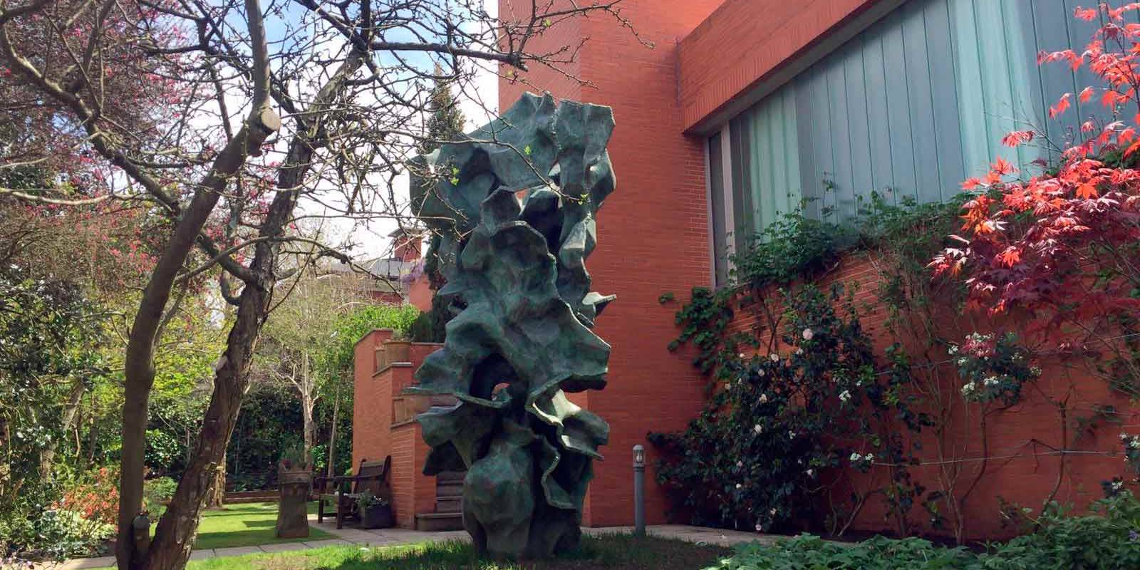 Exploring Abstract Sculpture Art: Material, Meaning, and Modern Expression
