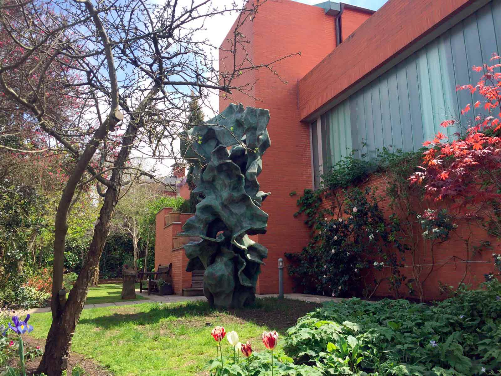 Exploring Abstract Sculpture Art: Material, Meaning, and Modern Expression