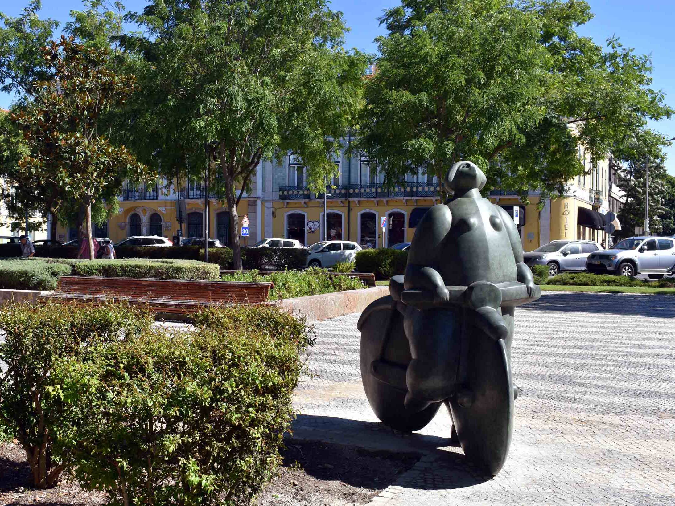Modern Outdoor Sculpture: Innovation in Public Art and Material Design