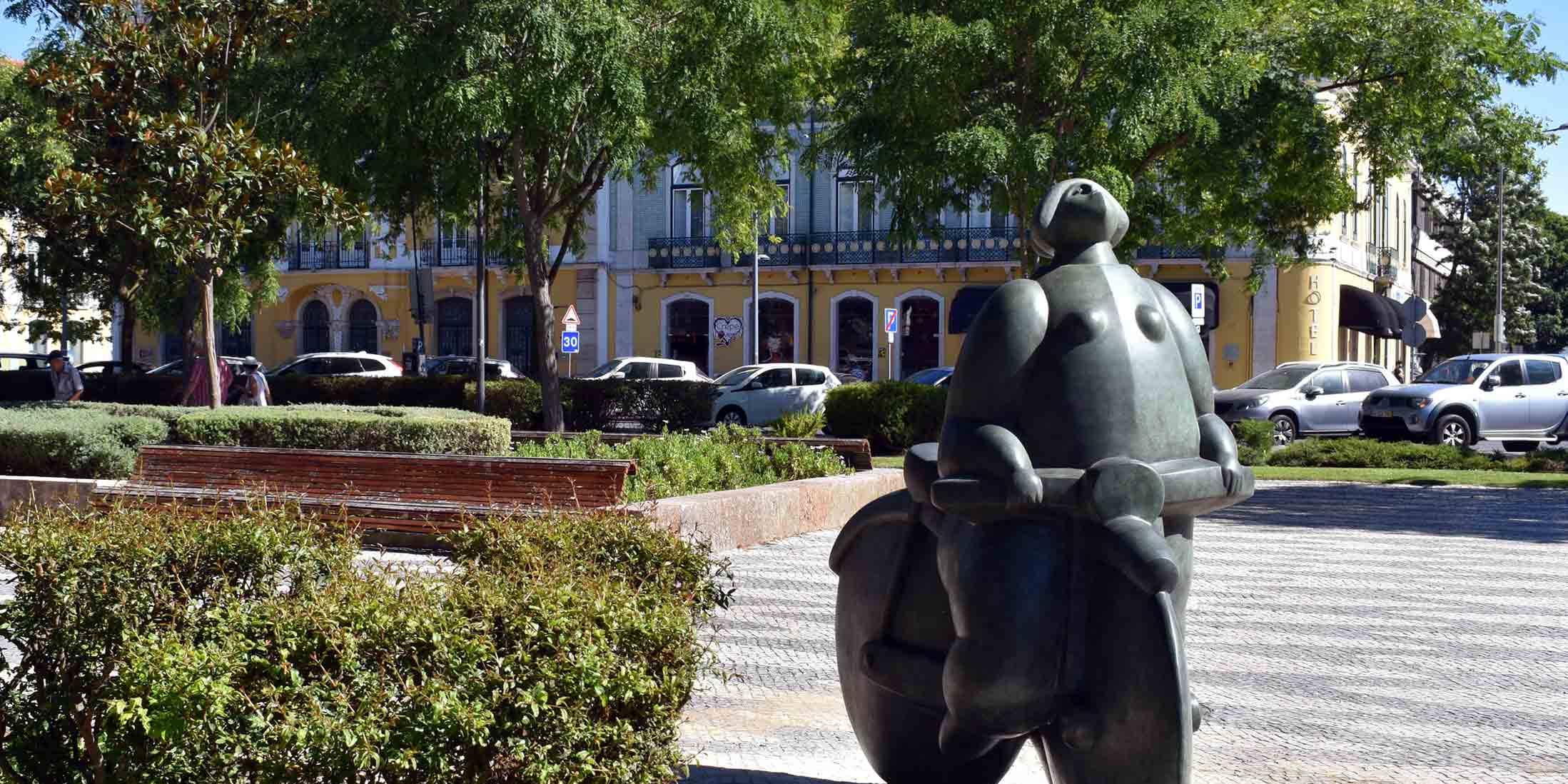 Modern Outdoor Sculpture: Innovation in Public Art and Material Design