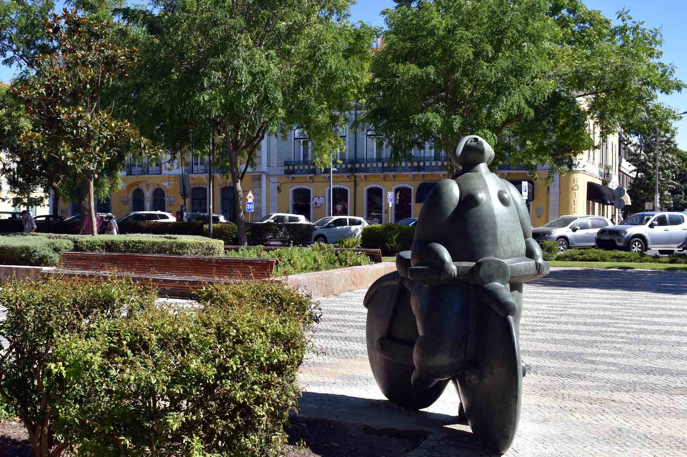 Modern Outdoor Sculpture: Innovation in Public Art and Material Design