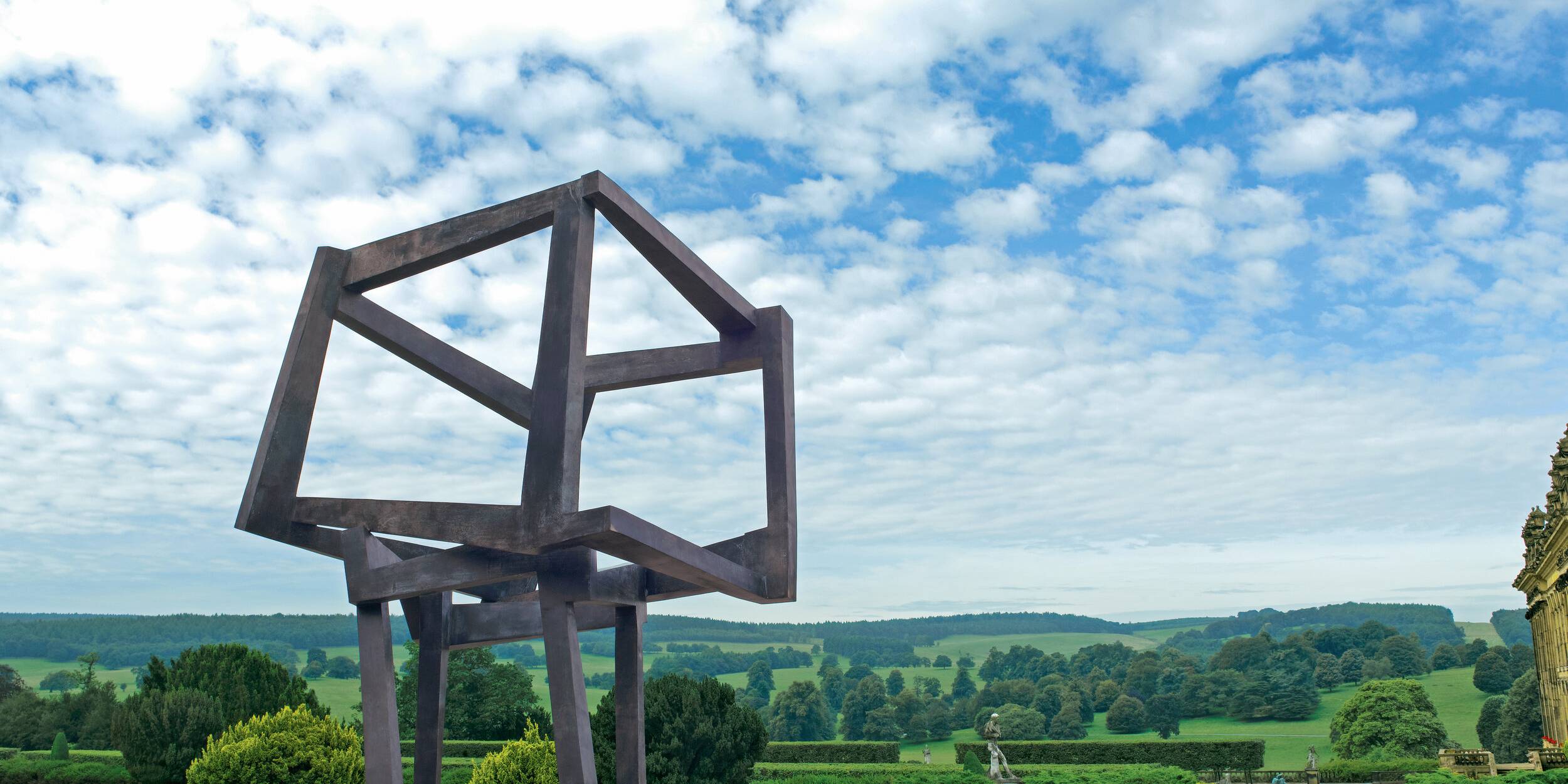 Jedd Novatt: esculturas geométricas y el equilibrio del caos