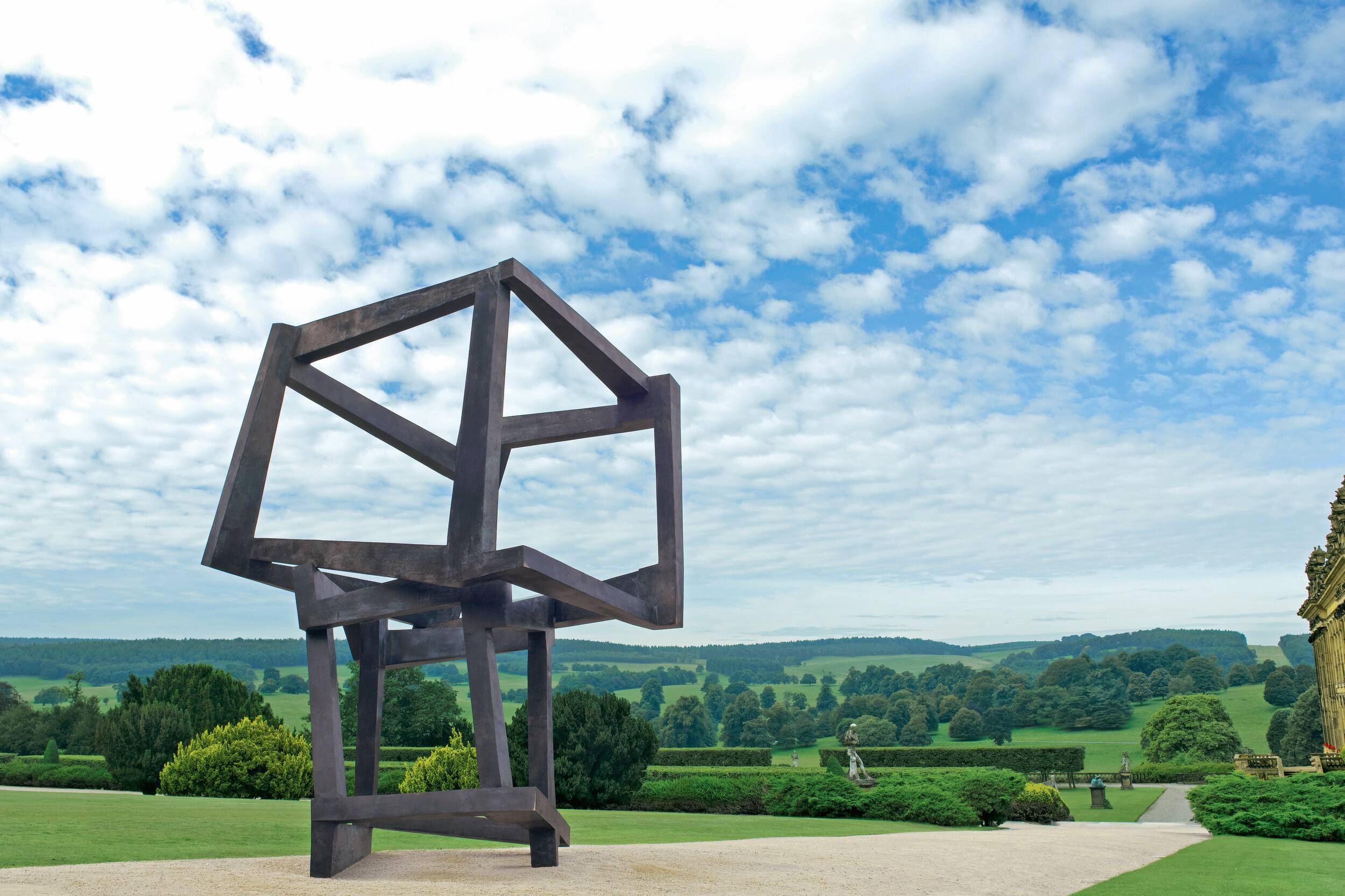 Jedd Novatt: esculturas geométricas y el equilibrio del caos