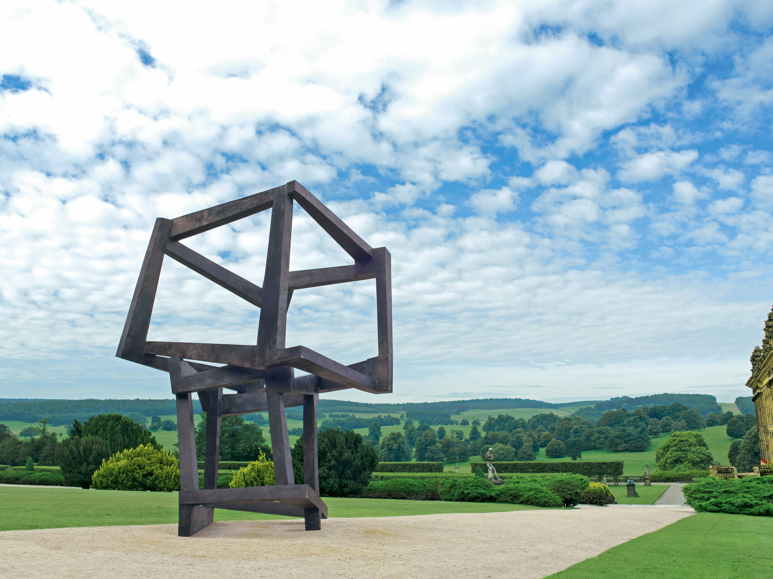 Jedd Novatt: esculturas geométricas y el equilibrio del caos