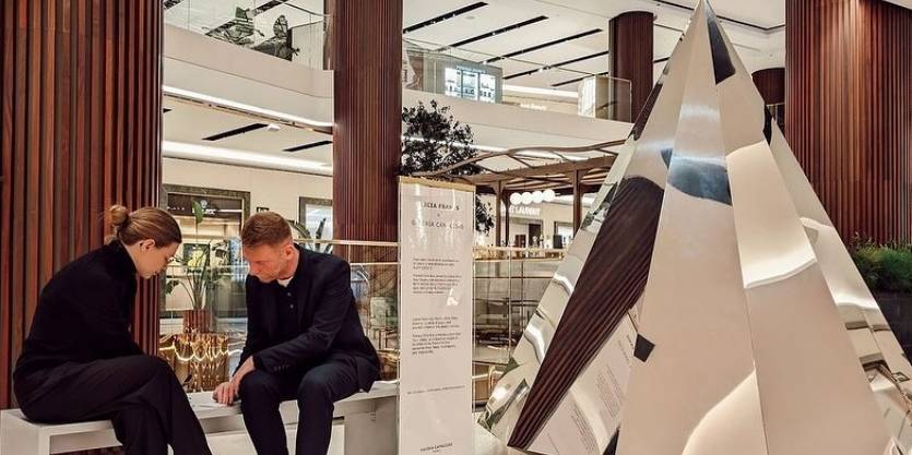 Sculptures for Shopping Centers: How Art Enhances Visitor Experience and Strengthens Commercial Identity