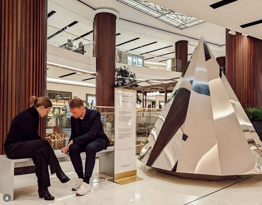 Esculturas para centros comerciales: cómo el arte mejora la experiencia del visitante y fortalece la identidad del espacio