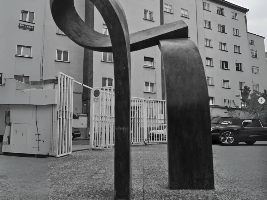 Esculturas para edificios públicos: cómo el arte fortalece la arquitectura y la identidad institucional