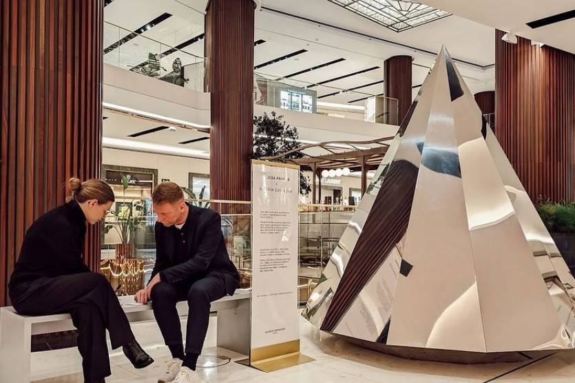 Airport Sculptures: Enhancing Passenger Experience Through Public Art