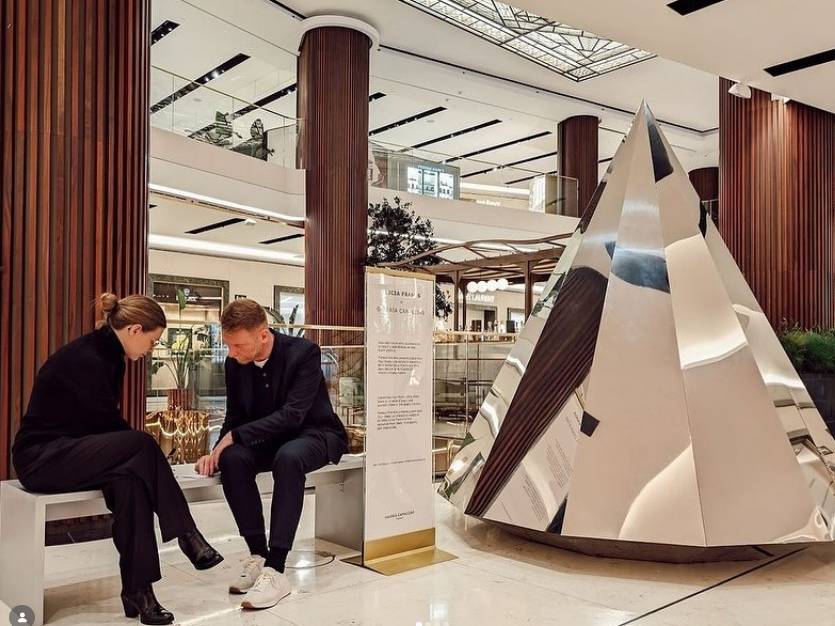 Esculturas para aeropuertos: cómo el arte mejora la experiencia del viajero y la arquitectura aeroportuaria